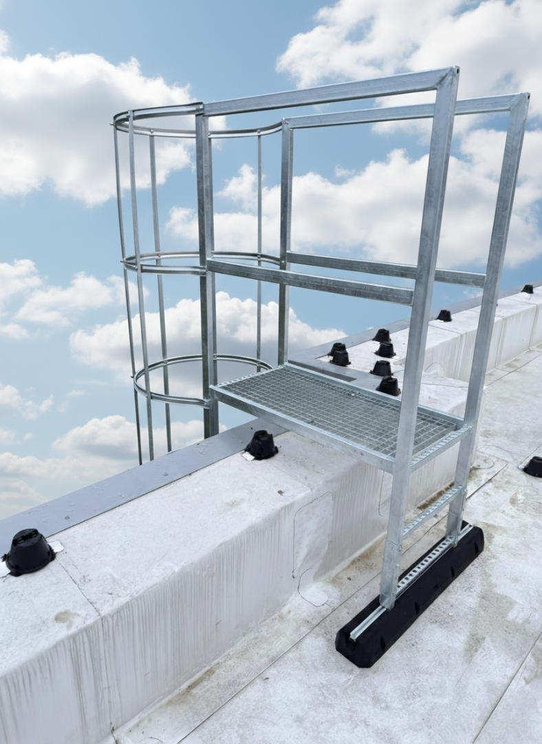 Drabina ewakuacyjna z koszem ochronnym DIN 14094