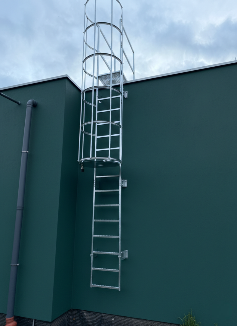 Drabina ewakuacyjna z koszem ochronnym DIN 14094