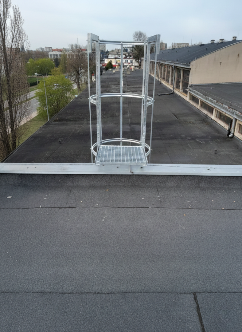 Drabina ewakuacyjna z koszem ochronnym DIN 14094