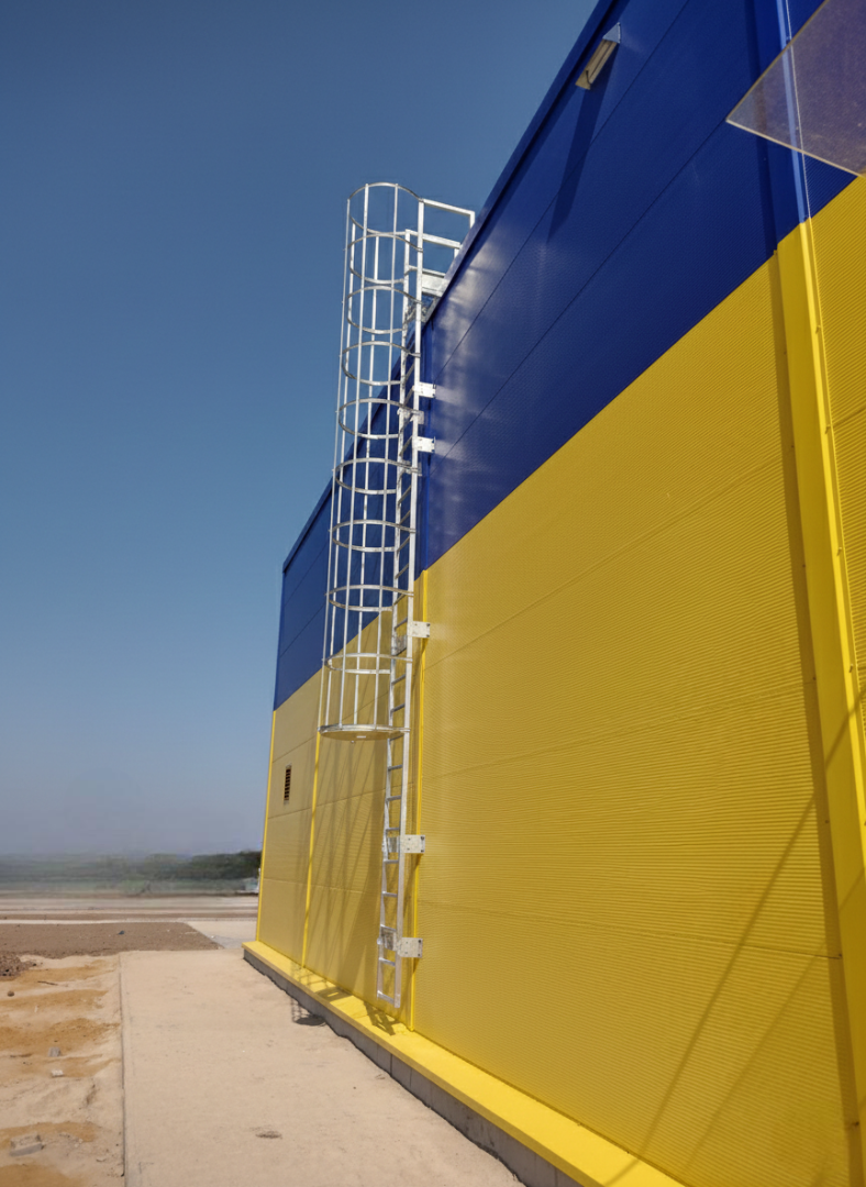 Drabina ewakuacyjna z koszem ochronnym DIN 14094